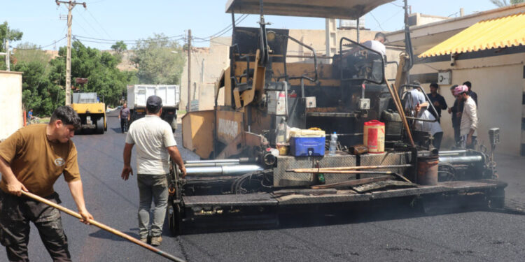 آغاز عملیات آسفالت منطقه کولرشاپ، پروژه های آسفالت شهرداری دوباره جان گرفت / بازدید میدانی اعضای شورای اسلامی شهر