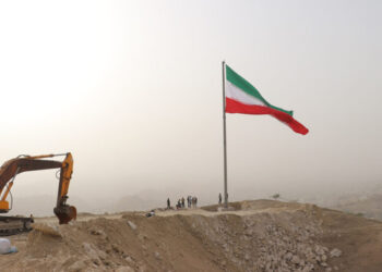 اهتزاز پرچم پرافتخار ایران بر بلندای مسجدسلیمان