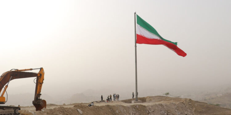 اهتزاز پرچم پرافتخار ایران بر بلندای مسجدسلیمان