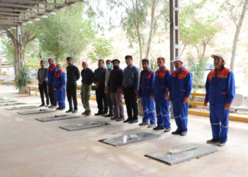 غبارروبی گلزار شهدا با حضور کارگران و مسئولان شهرداری مسجدسلیمان به مناسبت روز کارگر