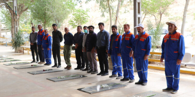 غبارروبی گلزار شهدا با حضور کارگران و مسئولان شهرداری مسجدسلیمان به مناسبت روز کارگر