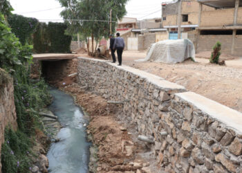 روند اجرای عملیات لایروبی و احداث دیوار حائل در محله نفتک با جدیت ادامه دارد