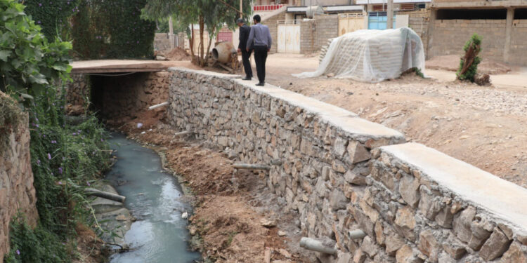 روند اجرای عملیات لایروبی و احداث دیوار حائل در محله نفتک با جدیت ادامه دارد