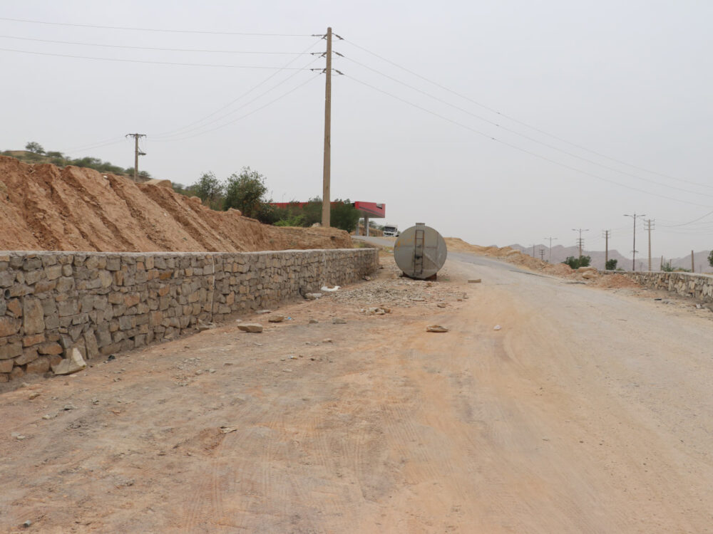 آغاز عملیات تعریض و احداث دیوار حائل ورودی محله شیخ‌مندنی