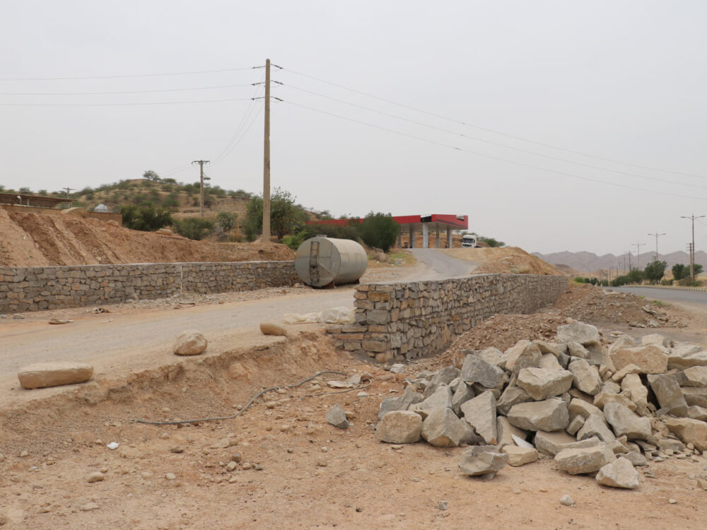 آغاز عملیات تعریض و احداث دیوار حائل ورودی محله شیخ‌مندنی