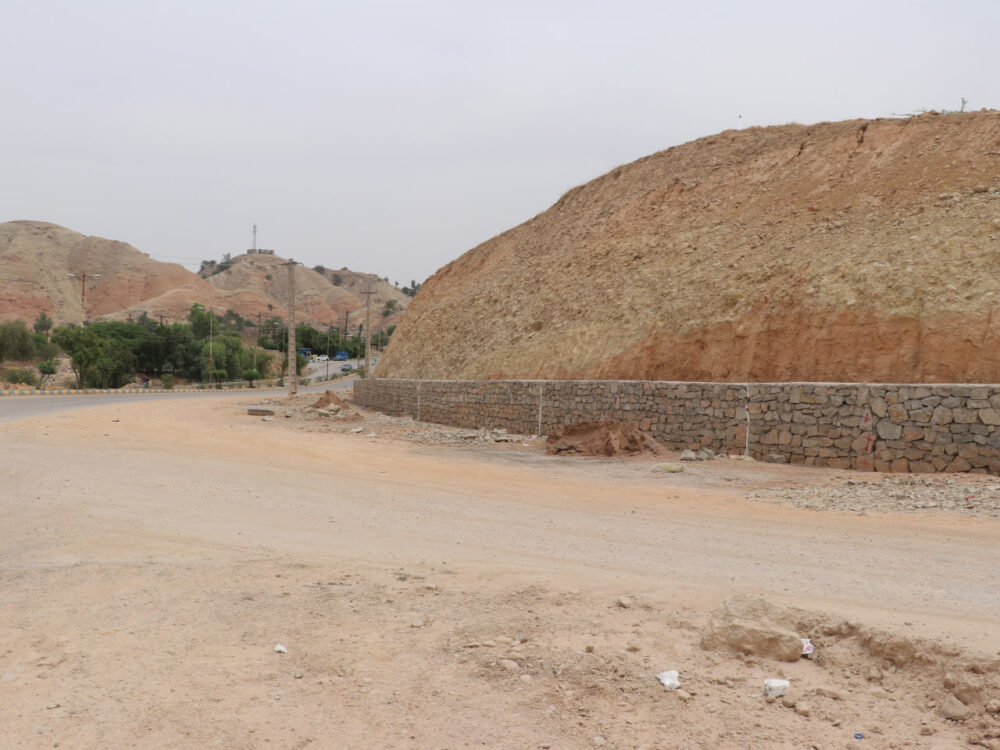 آغاز عملیات تعریض و احداث دیوار حائل ورودی محله شیخ‌مندنی