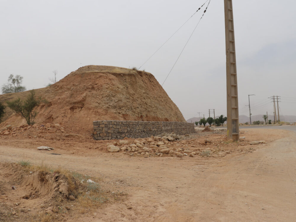 آغاز عملیات تعریض و احداث دیوار حائل ورودی محله شیخ‌مندنی