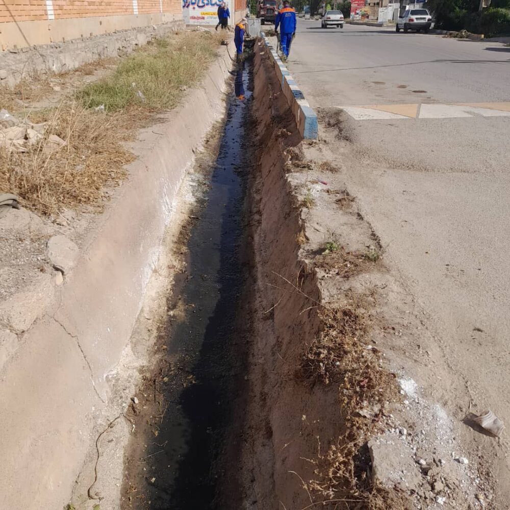 پاکسازی و لایروبی کانال‌های شهری به همت معاونت خدمات شهرداری مسجدسلیمان