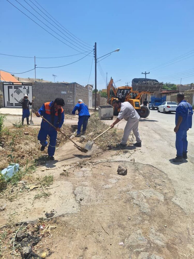 پاکسازی و لایروبی کانال‌های شهری به همت معاونت خدمات شهرداری مسجدسلیمان