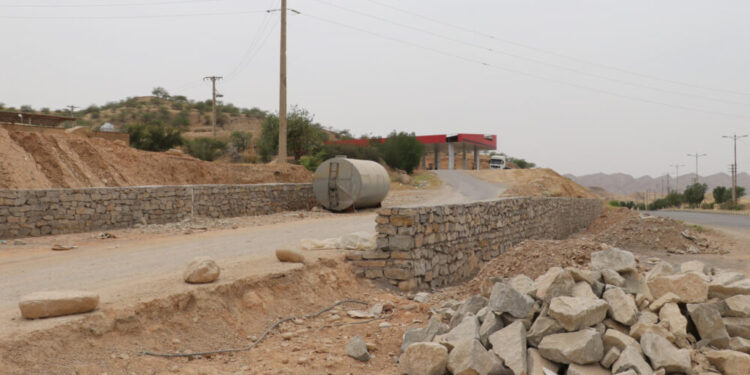 آغاز عملیات تعریض و احداث دیوار حائل ورودی محله شیخ‌مندنی