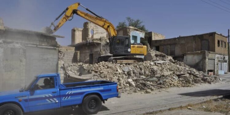 تداوم عملیات تخریب و آماده‌سازی مسیر تعریض خیابان ۱۷ شهریور تا کاروانسرا