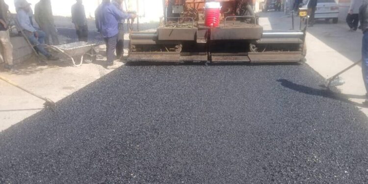 آسفالت ورودی مدرسه امام علی و مسیر مسجد راکی‌ها در جریان است