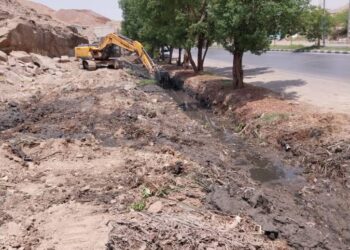 اجرای عملیات لایروبی کانال‌های روباز منطقه ریل‌وی جنب قبرستان چهاربیشه