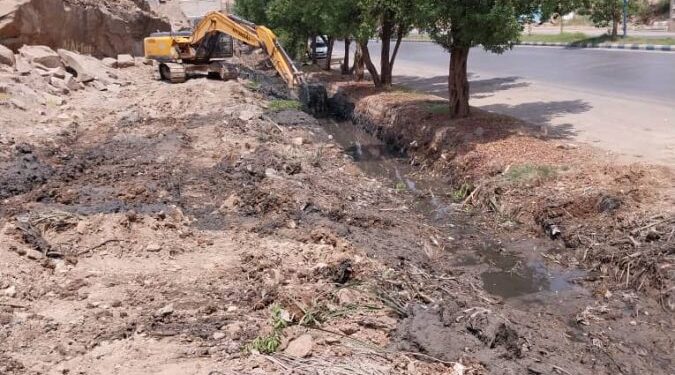 اجرای عملیات لایروبی کانال‌های روباز منطقه ریل‌وی جنب قبرستان چهاربیشه
