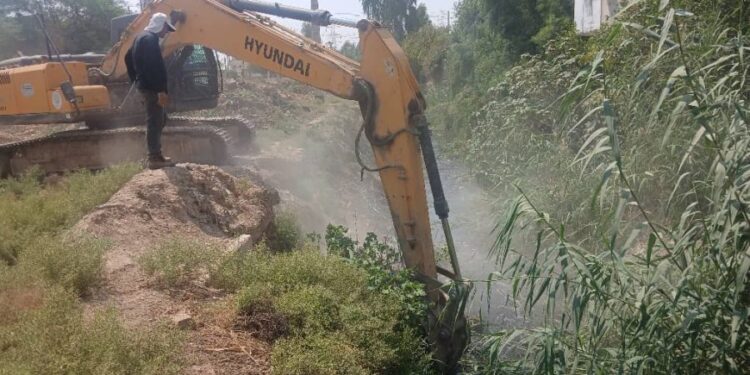 آغاز عملیات لایروبی منطقه چهاربیشه پشت مرکز بهداشت مسجدسلیمان