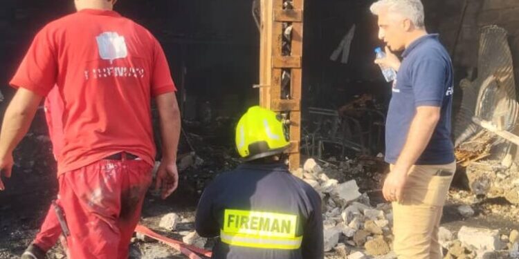 عملیات نفس‌گیر آتش‌نشانی مسجدسلیمان در مهار حریق کارگاه مبل‌سازی