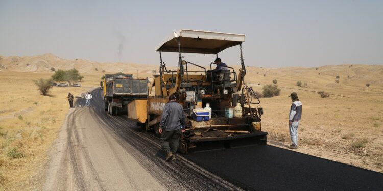 بهسازی و ایمن‌سازی جاده دسترسی سه‌راهی هفت شهیدان تا روستاهای بخش سلیران در حال انجام است