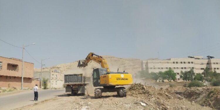 اجرای عملیات نخاله‌برداری در نقاط مختلف شهری توسط شهرداری مسجدسلیمان