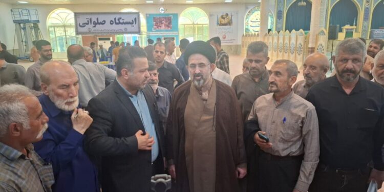 آغاز هفته وحدت با تجدید میثاق شهردار مسجدسلیمان با شهدا و برپایی میز خدمت در مصلی