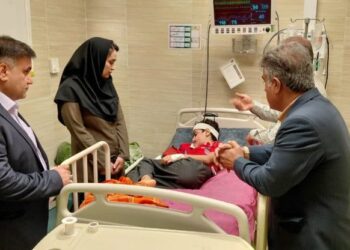 بازدید فرماندار و سرپرست شبکه بهداشت مسجد سلیمان از کودک سگ گزیده در بیمارستان ابوذر