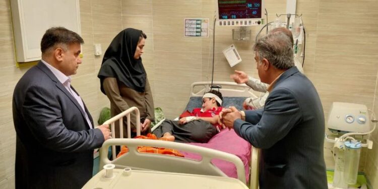 بازدید فرماندار و سرپرست شبکه بهداشت مسجد سلیمان از کودک سگ گزیده در بیمارستان ابوذر