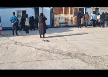 دانش آموزان مدرسه رودکی مسجد سلیمان از تحصیل بازمانده اند، اعتراض والدین به تاخیر در بازسازی مدرسه