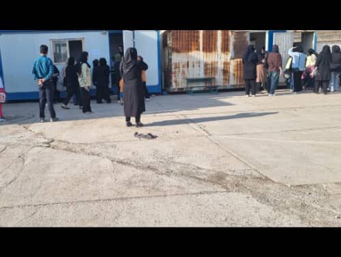 دانش آموزان مدرسه رودکی مسجد سلیمان از تحصیل بازمانده اند، اعتراض والدین به تاخیر در بازسازی مدرسه