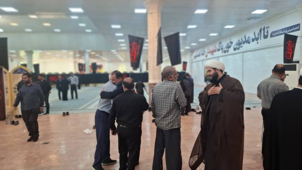 استقرار میز خدمت آبفا در مصلای نماز جمعه مسجدسلیمان؛مدیران به میان مردم آمدند