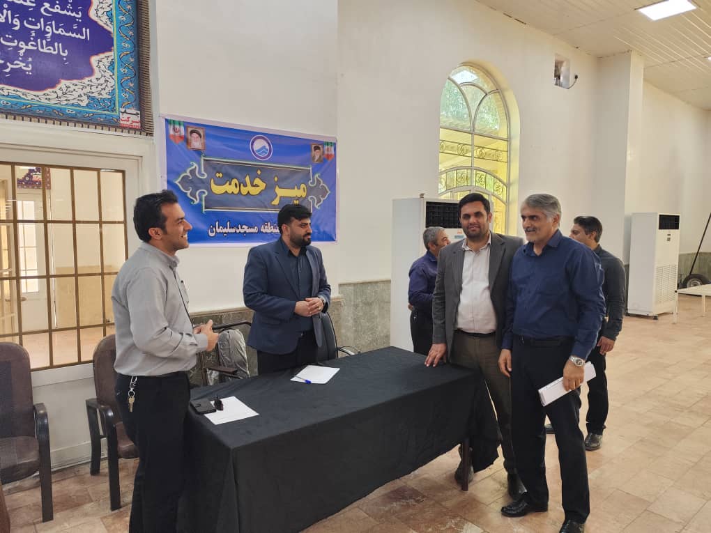 استقرار میز خدمت آبفا در مصلای نماز جمعه مسجدسلیمان؛مدیران به میان مردم آمدند