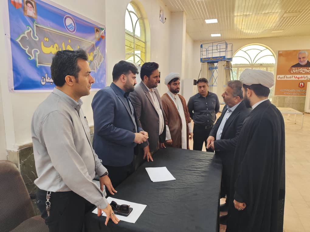 استقرار میز خدمت آبفا در مصلای نماز جمعه مسجدسلیمان؛مدیران به میان مردم آمدند