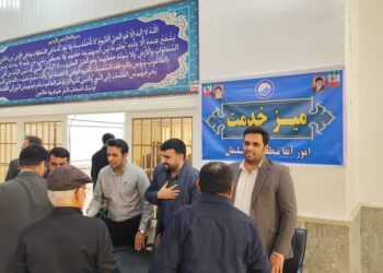 استقرار میز خدمت آبفا در مصلای نماز جمعه مسجدسلیمان؛مدیران به میان مردم آمدند