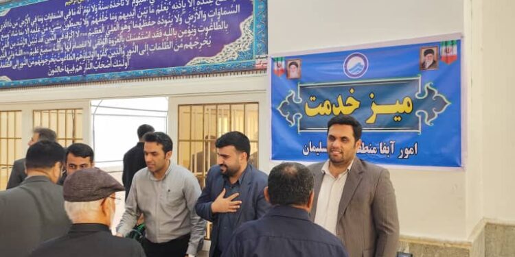 استقرار میز خدمت آبفا در مصلای نماز جمعه مسجدسلیمان؛مدیران به میان مردم آمدند