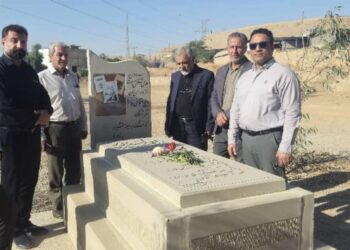 غبار روبی و عطر افشانی قبور برخی از مفاخر و نویسندگان شهرستان مسجد سلیمان