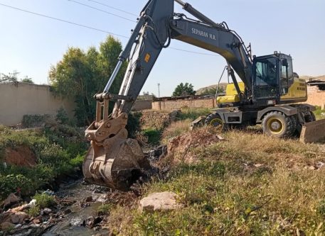 پاکسازی و لایروبی کانال پشت آرامستان چهاربیشه توسط شهرداری مسجدسلیمان
