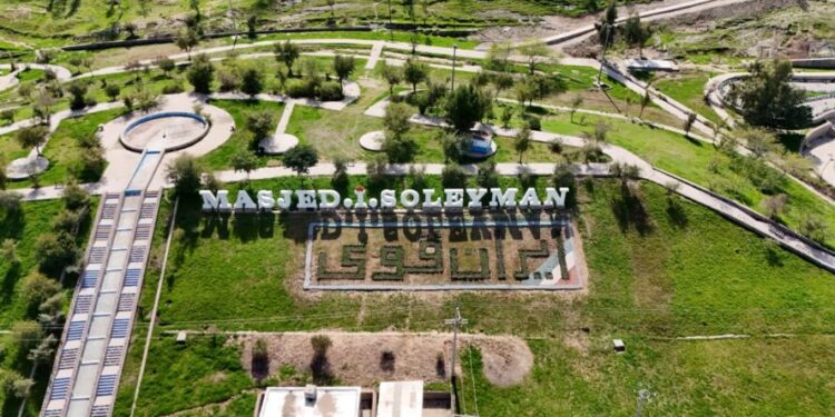 فرش گل «ایران قوی» در پارک ۱۱ هکتاری نفتک مسجدسلیمان اجرا شد فرش گل «ایران قوی» در پارک ۱۱ هکتاری نفتک مسجدسلیمان اجرا شد