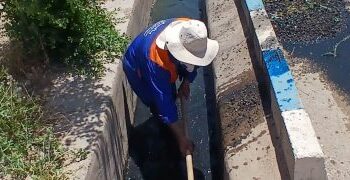تداوم جهاد شبانه‌روزی پاکبانان در مسجدسلیمان با لایروبی و آهک‌پاشی گسترده کانال‌های سطح شهر