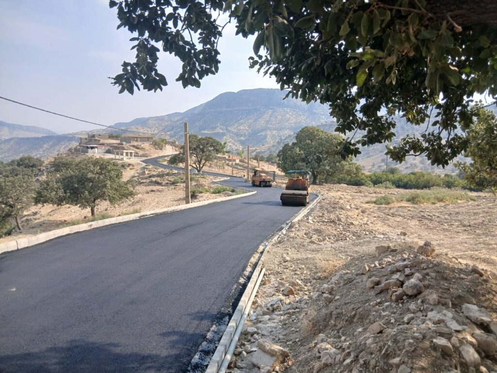 آغاز عملیات آسفالت روستای سرحوض بالا در اندیکا / چند روستای دیگر در انتظار اجرای طرح آسفالت