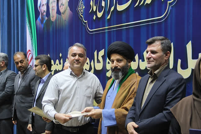 آیین تجلیل از مدیران و کارمندان نمونه دستگاه‌های اجرایی شهرستان مسجدسلیمان