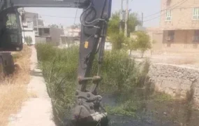 عملیات لایروبی و پاکسازی آبراهه‌های منطقه نفتک، پشت ترمینال، به همت معاونت امور زیربنایی (واحد عمران) شهرداری مسجدسلیمان